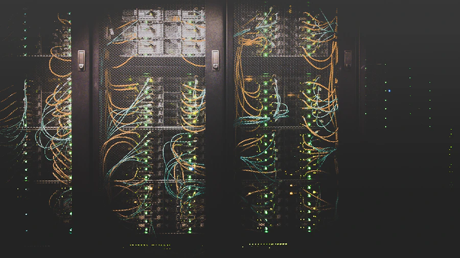 Corredor de data center iluminado em azul com racks de servidores